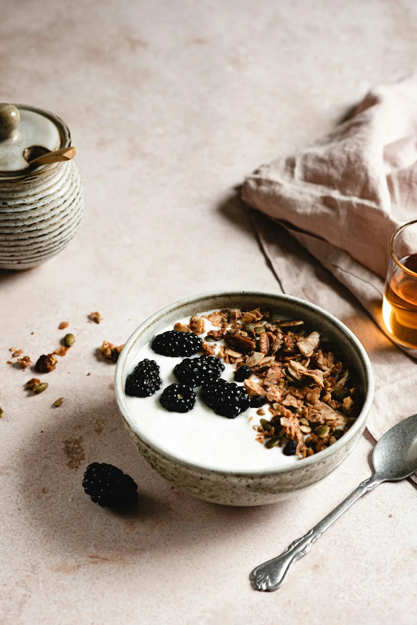 Schale mit Joghurt, Granola und Brombeeren